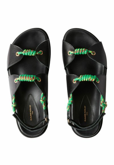 Sandalias negras de cuero con tiras trenzadas de cuerda verde y roja, con punta abierta y hebillas en el tobillo, con la marca Claude Pierlot Paris en las plantillas interiores.