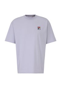 Camiseta de algodón lavanda clara con cuello redondo, mangas cortas y un pequeño logotipo bordado de FILA en rojo, blanco y negro en el pecho.