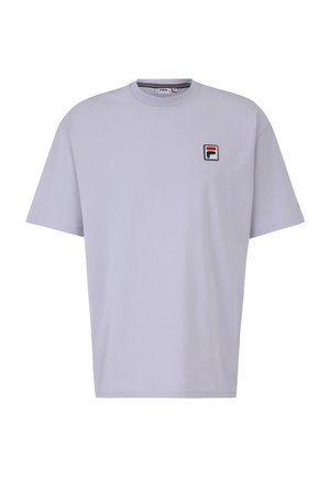 T-shirt en coton lavande clair avec un col rond, des manches courtes et un petit logo FILA brodé en rouge, blanc et noir sur la poitrine.