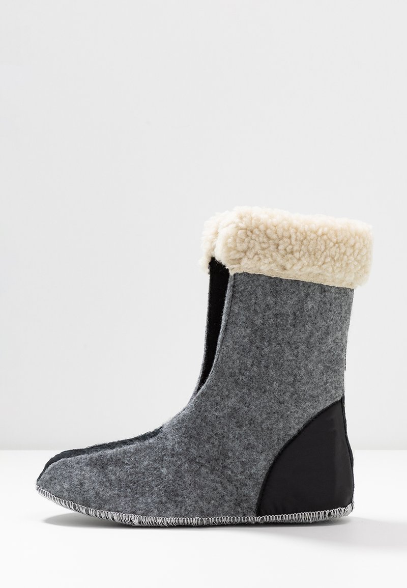 Grauer Filzstiefel mit schwarzen Lederakzenten, der einen plüschigen beigen Fellkragen hat. Schlanke Form mit glatter Textur und genähten Details.
