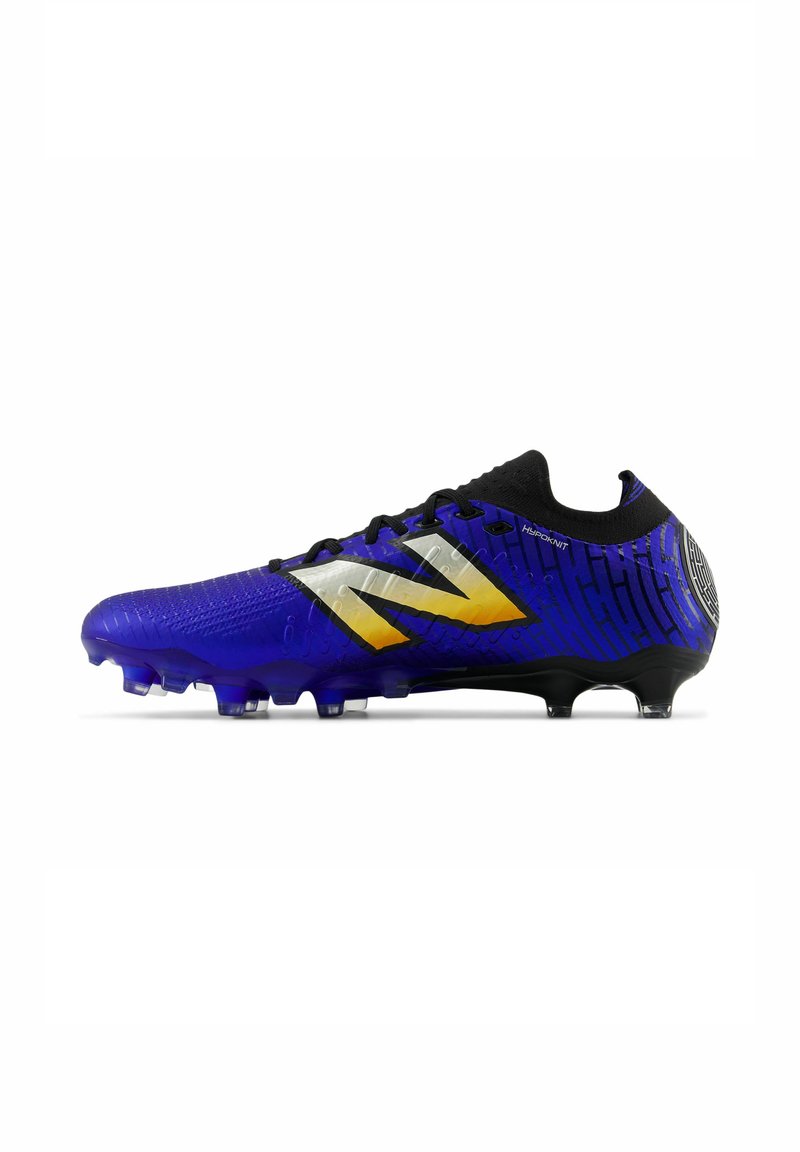 Crampons de football violettes avec un col noir, dotées d'accents argentés et jaunes. Tige texturée avec un design structuré et des crampons proéminents.