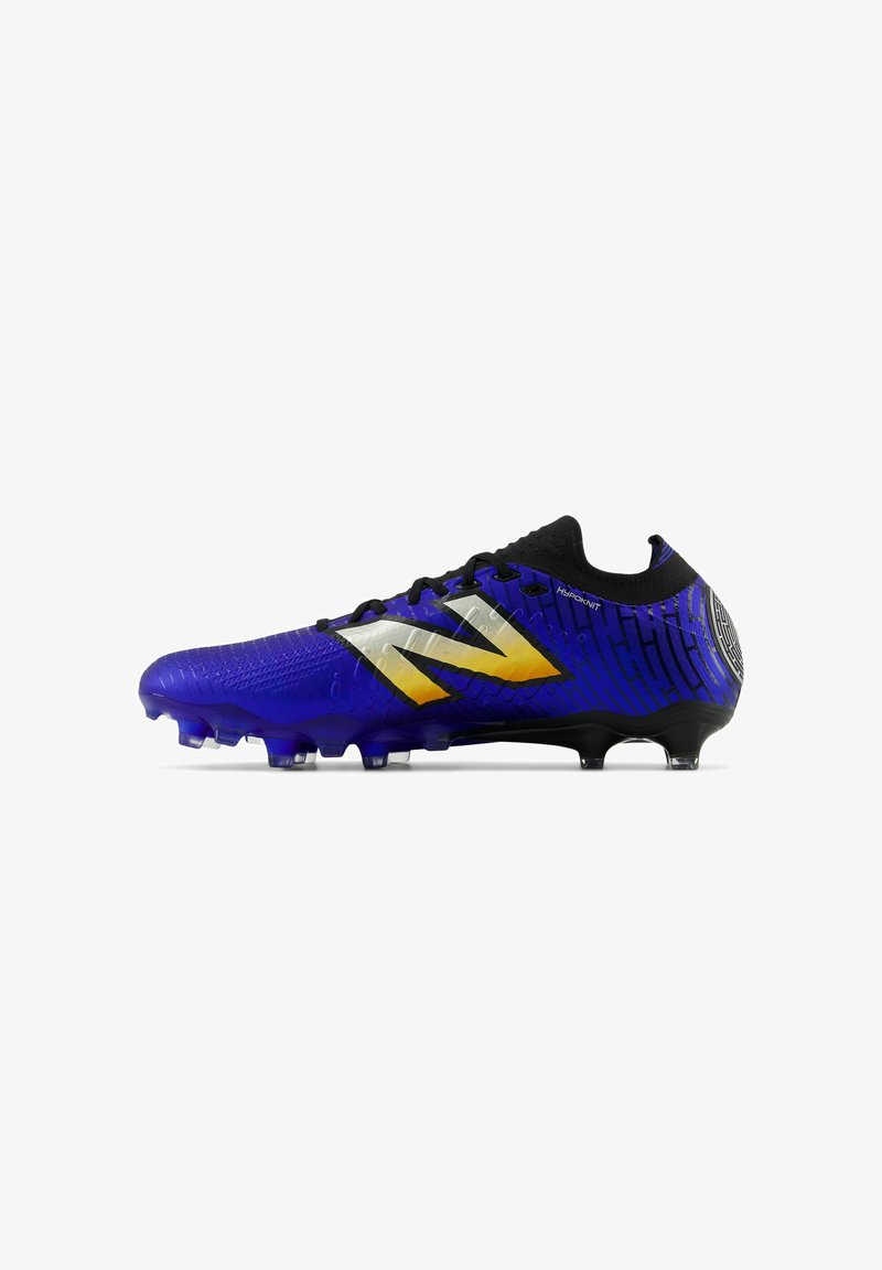 Crampons de football violettes avec un col noir, dotées d'accents argentés et jaunes. Tige texturée avec un design structuré et des crampons proéminents.