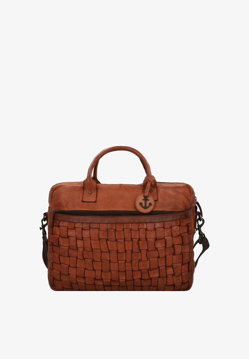 Bolso de piel marrón con textura trenzada, cierre de cremallera, dos asas superiores, correa de hombro desmontable y una etiqueta con acento de ancla.