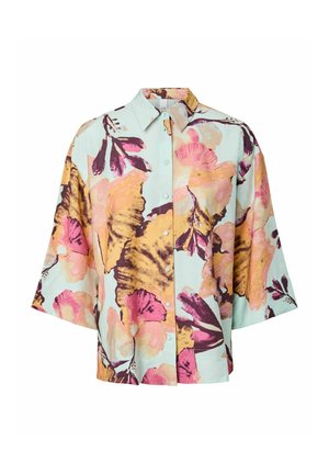 Majica s kratkimi rokavi na gumbe, z velikim cvetličnim potiskom v pastelno roza, rumeni in vijolični barvi na svetlo modri podlagi.