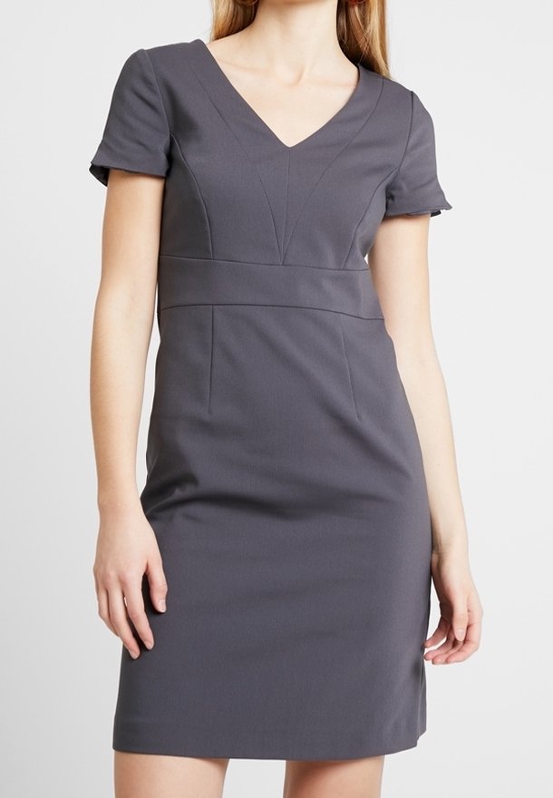 Grau, kurzärmliges Kleid mit V-Ausschnitt, detaillierten Nähten und einer taillierten Silhouette mit knie-langer Länge. Sanfte Stofftextur.