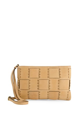 Beige læder clutche med rektangulær form, der har et quiltet design af syede kvadrater og en aftagelig rem. Glat tekstur.