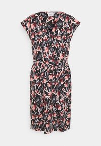 Musta kukkamekko, jossa on V-kaula-aukko, lyhyet hihat, joustava vyötärö ja vaaleanpunaisia ja valkoisia kukkakuvioita tummaa taustaa vasten.