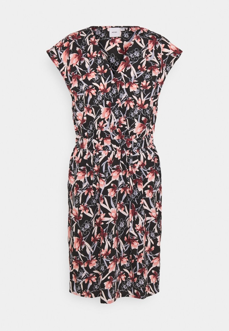 Musta kukkamekko, jossa on V-kaula-aukko, lyhyet hihat, joustava vyötärö ja vaaleanpunaisia ja valkoisia kukkakuvioita tummaa taustaa vasten.