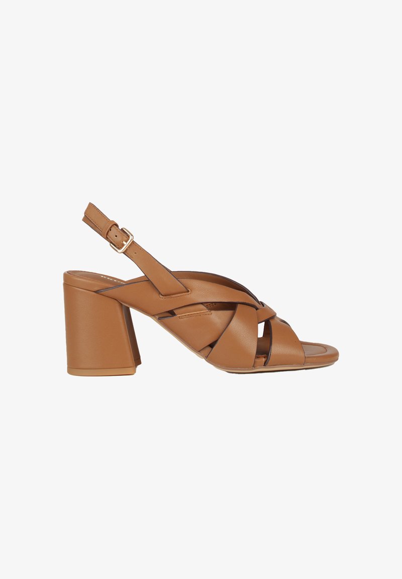 Sandaletto in pelle color cognac con cinturini incrociati, fibbia regolabile alla caviglia e tacco a blocco su sfondo bianco.