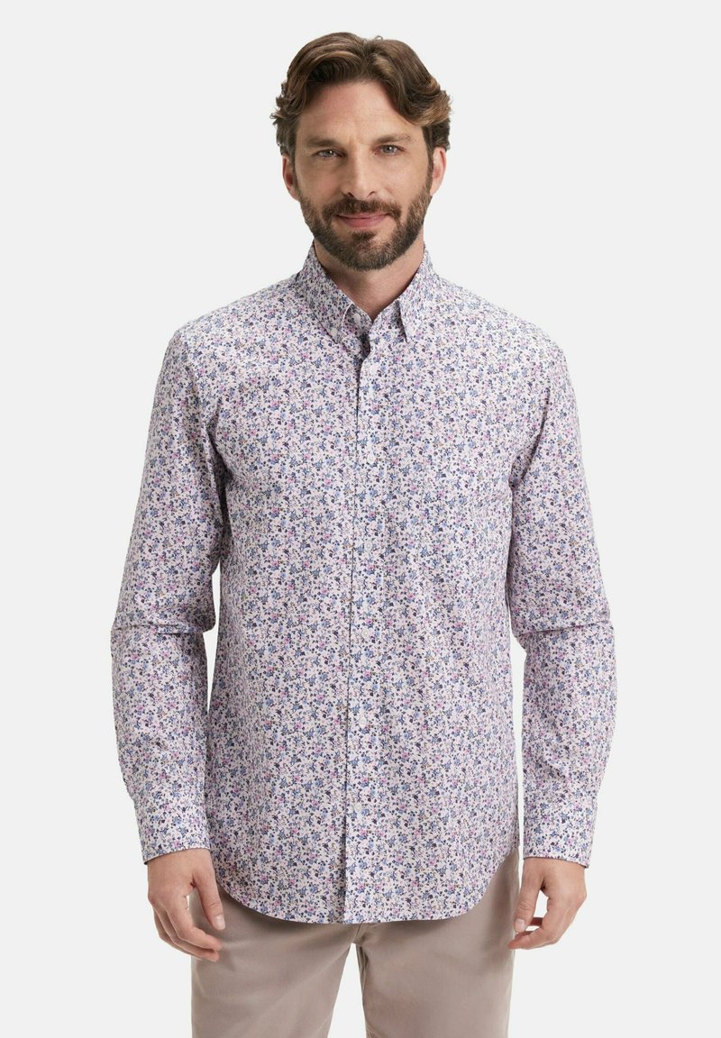Chemise à manches longues de couleur violet clair avec un motif floral en rose, bleu et vert. Elle possède un col à boutons et des boutons à l'avant.