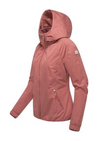 Veste à capuche rose clair en tissu lisse. Elle dispose de deux poches latérales zippées, de poignets élastiques et d'un petit écusson avec logo sur la manche.