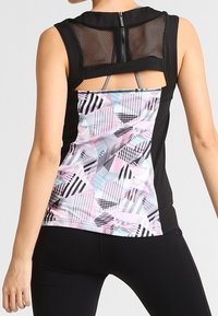 Top atletico nero con parte superiore in rete, chiusura con zip e un retro decorato con un motivo geometrico colorato che presenta accenti rosa, blu e neri.