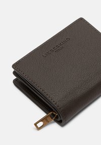 Portafoglio in pelle texturizzata marrone scuro con logo in rilievo "Liebeskind Berlin" e una zip dorata su sfondo bianco.