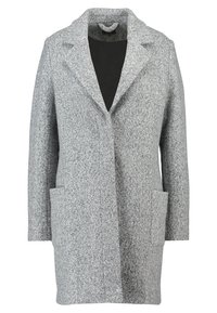 Abrigo de lana gris con solapa de muesca, que cuenta con un cierre de un solo botón, dos bolsillos delanteros y un interior forrado. Textura suave y ajuste entallado.