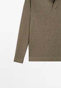 Olivově zelený dlouhý rukáv top vyrobený z pletené látky, s výstřihem do V, manžetovými rukávy a rovnými lemy.