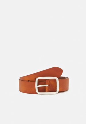 Ceinture en cuir brun enroulée avec une boucle métallique rectangulaire argentée sur un fond blanc uni.