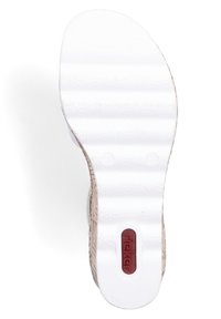 Semelle en caoutchouc blanche avec un motif de grip texturé, mettant en avant un accent de logo rouge. Le talon présente une légère courbure et est contourné pour le soutien.