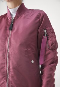 Alpha Industries Bomberjacka - pink