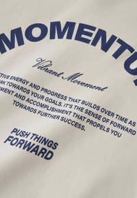 Tekst op de stof leest: Momentum, Vibe Bewegings, positieve energie en vooruitgang worden in de loop van de tijd opgebouwd, vooruit duwen.