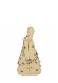 Beige geweven handtas met een geknotte bovenkant, zilverkleurige kettingriem en versierd met ronde metalen studs. Driehoekige vorm met een gestructureerde oppervlakte.