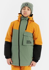 Farbenblockierte Winterjacke in Grün, Orange und Schwarz. Verfügt über einen Reißverschluss, eine große Fronttasche und eine verstellbare Kapuze. Strukturierter Stoff.