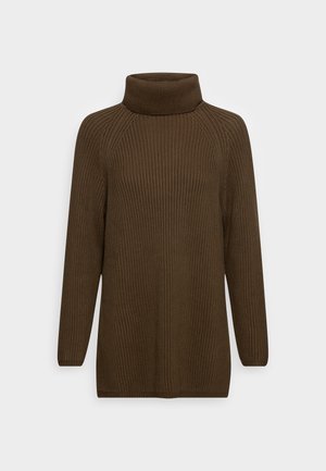 Pull à col roulé en maille côtelée marron avec manches longues et coupe décontractée sur un fond clair uni.