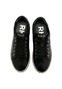 Czarne sneakersy na sznurówki z gładkiej skóry, kontrastujące białe logo na wkładkach oraz gumowa podeszwa z teksturowanym wzorem bieżnika.