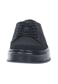 Baskets noires en toile avec un bout rond, une tige texturée et des lacets noirs assortis. Présente une épaisse semelle en caoutchouc noir avec des rayures horizontales.