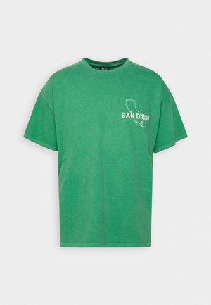 Groene katoenen t-shirt met korte mouwen, voorzien van een witte gedrukte afbeelding van Californië en de tekst "SAN DIEGO" op de voorkant.