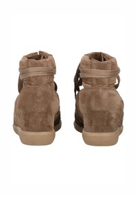 Hnědé semišové tenisky s vysokým svrškem, texturovaným povrchem, tkaničkami vzadu a podrážkou z gumy.