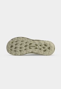 Εξωτερική σόλα μπεζ παπουτσιού Merrell με ανθεκτικό πέλμα σχεδιασμένο για πρόσφυση σε διάφορες επιφάνειες.