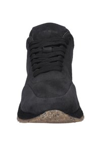 Schwarze Wildleder-Sneaker mit glatter Textur, runder Spitze, flachen Schnürsenkeln und einer gesprenkelten Gummisohle. Minimalistisches Design ohne sichtbare Logos.