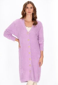 Cardigan viola peloso con scollo a V, maniche lunghe e bottoni dorati. Presenta una texture morbida e accenti di strass disseminati.