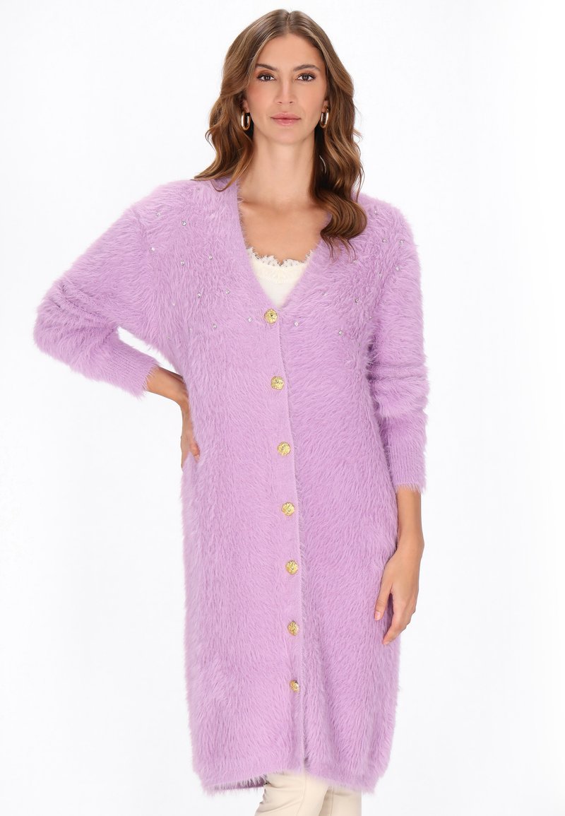 Cardigan viola peloso con scollo a V, maniche lunghe e bottoni dorati. Presenta una texture morbida e accenti di strass disseminati.