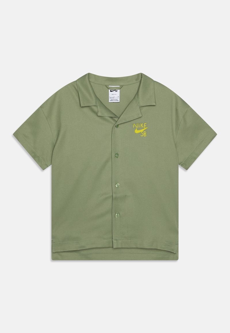 Žalia trumpomis rankovėmis marškinėliai, pagaminti iš lygaus audinio, su apykakle, mygtukų užsegimu ir geltonu siuvinėtų "Nike SB" logotipu krūtinėje.