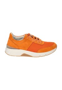 Oranje suède en mesh sneaker met een witte en gumrubberen zool, voorzien van ronde veters en een gevoerde hiel voor comfort.