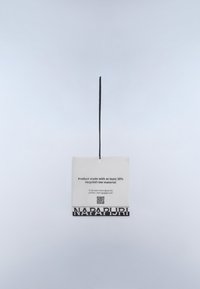 Etichetta rettangolare bianca con testo nero; menziona materiale riciclato, presenta un codice a barre e ha un logo con "NAPAPURI" nella parte inferiore.