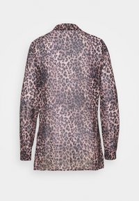 Blouse à manches longues avec motif léopard dans des tons de rose et de noir, vue de dos.