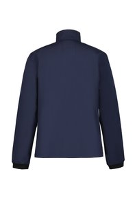 Marineblauwe jas met een hoge kraag, lange mouwen en zwarte manchetten. Soepele textuur, eenvoudig ontwerp en geen zichtbare hardware of patronen.