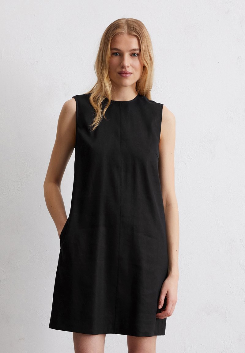 Schwarzes ärmelloses Kleid mit Rundhalsausschnitt, geradem Schnitt, seitlichen Taschen und einem glatten, strukturierten Stoff.