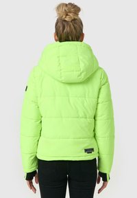 Giacca puffer verde neon con cappuccio, dotata di un design a trapuntatura, polsini elasticizzati e dettagli neri, tagliata a una lunghezza corta.