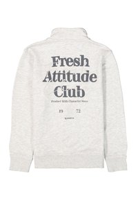 Sudadera gris con cuello alto y mangas largas. Presenta el texto "Fresh Attitude Club" en negrita negra, con detalles adicionales a continuación.