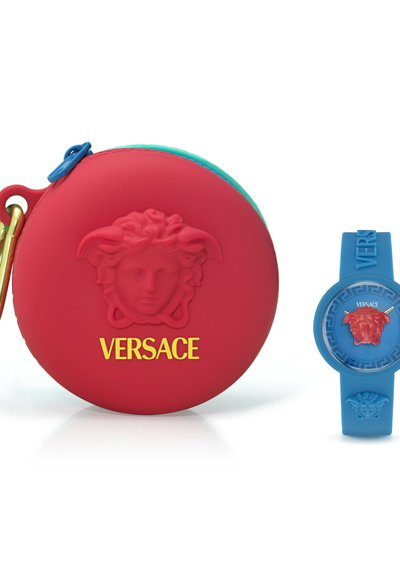 Červený silikonový obal s vyraženým logem Méduzy a zlatým textem "VERSACE", doplněný modrými silikonovými hodinkami s designem Méduzy a řeckého klíče.
