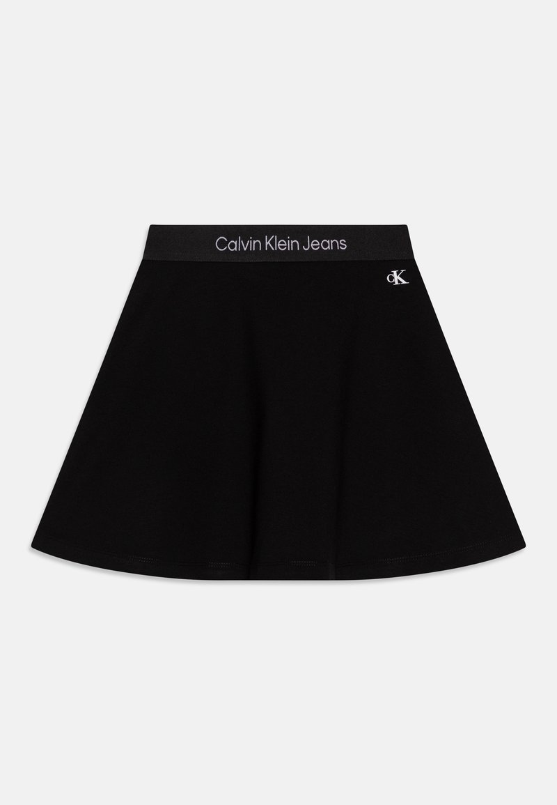 Jupe noire en ligne A avec taille élastique comportant le texte "Calvin Klein Jeans" et un petit logo blanc "cK" en haut à droite.