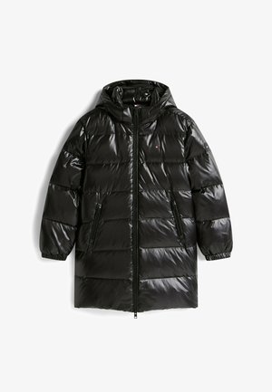 Zwarte gewatteerde jas met een glanzende afwerking, een capuchon, twee voorzakken met rits, elastische manchetten en een rits over de volle lengte aan de voorkant.