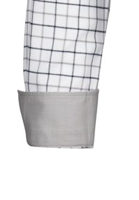 Polsino di camicia bianca a scacchi con bordino grigio, caratterizzato da un motivo a reticolo in blu navy e grigio chiaro. Texture del tessuto liscia.