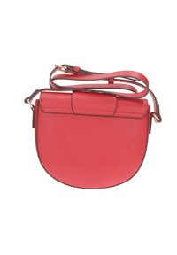 Borsa a tracolla rossa in pelle con forma arrotondata, texture liscia, chiusura piatta e tracolla regolabile. Presenta dettagli in metallo dorato.