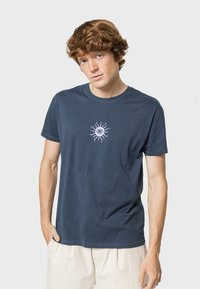 Kaotiko PLANET Z UNISEX - Triko s potiskem - navy blue