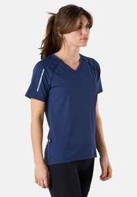 Marineblauw sport T-shirt met een V-hals, korte mouwen en een grijze accent aan de linker schouder. Gemaakt van ademend stof met een gladde textuur.