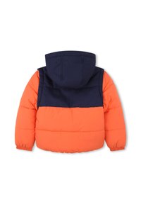 Veste en duvet pour enfant avec capuche bleu marine et dos supérieur, partie inférieure et manches oranges vif, poignets élastiques, vue de dos.